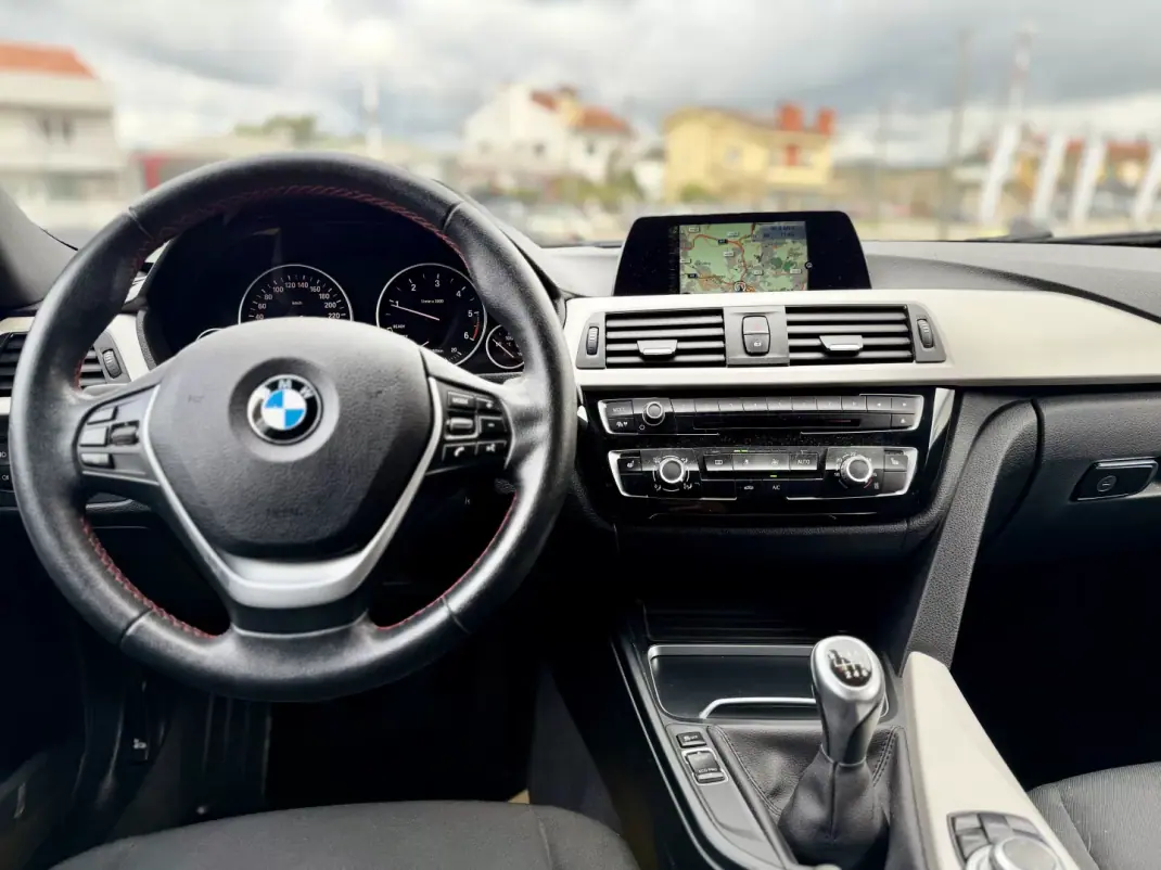 BMW 318 2016 - 15950 EUR, 172000 km - 172000km - foto 15 de 27