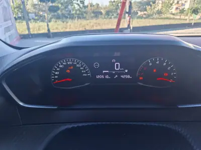 Peugeot 208 2021 — foto 2 de 30