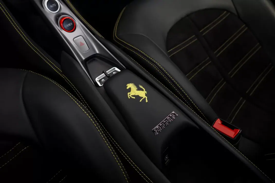Ferrari F8 Tributo 2023 - 390000 EUR, 17392 km - AUTO.MOTO.pt - 17392km - foto 11 de 22
