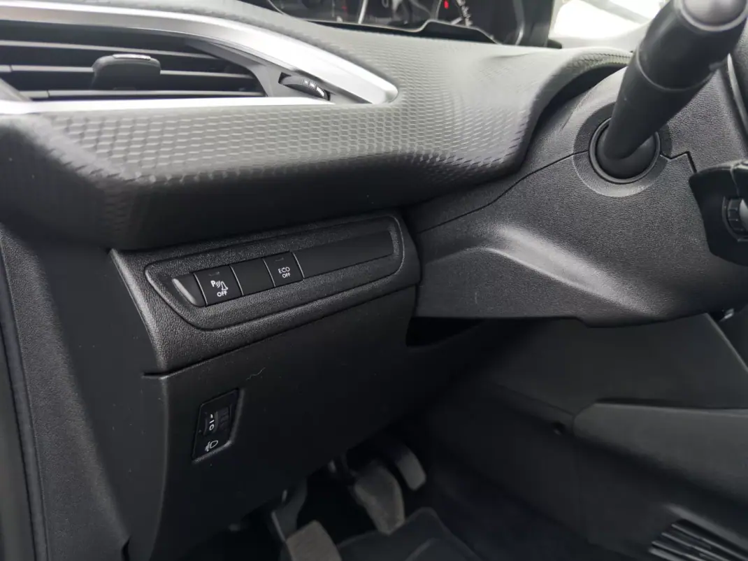 Peugeot 208 2018 - 10990 EUR, 181000 km - AUTO.MOTO.pt - 181000km - foto 15 de 38