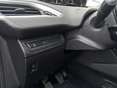 Peugeot 208 2018 - 10990 EUR, 181000 km - AUTO.MOTO.pt - 181000km - foto 15 de 38