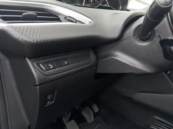 Peugeot 208 2018 - 10990 EUR, 181000 km - AUTO.MOTO.pt - 181000km - foto 15 de 38