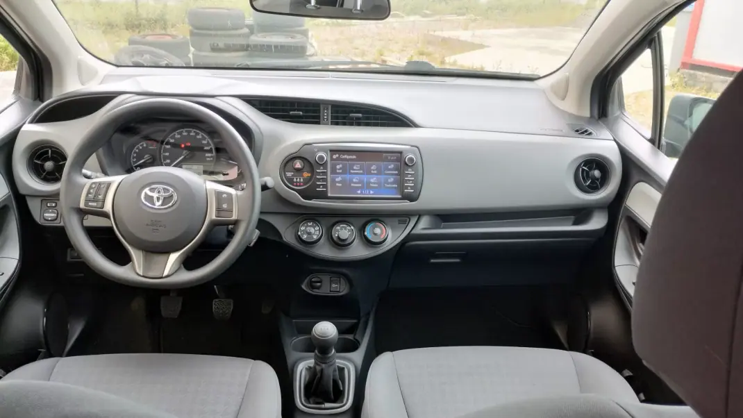 Toyota Yaris 2018 - 12500 EUR, 68000 km - AUTO.MOTO.pt - 68000km - foto 18 de 24