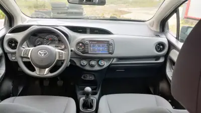 Toyota Yaris 2018 - 12500 EUR, 68000 km - AUTO.MOTO.pt - 68000km - foto 18 de 24