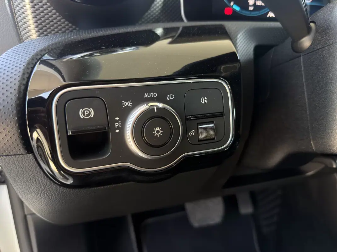 Mercedes-Benz A 180 2018 - 21750 EUR, 102000 km - AUTO.MOTO.pt - 102000km - foto 16 de 18