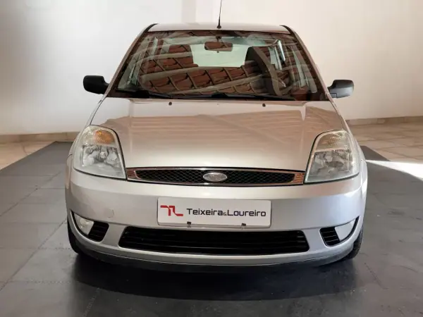Ford Fiesta 2005 — photo 2 of 22