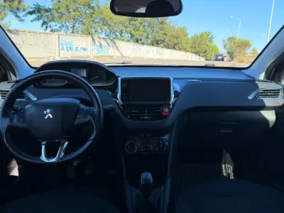 Peugeot 208 2018 — foto 6 de 16