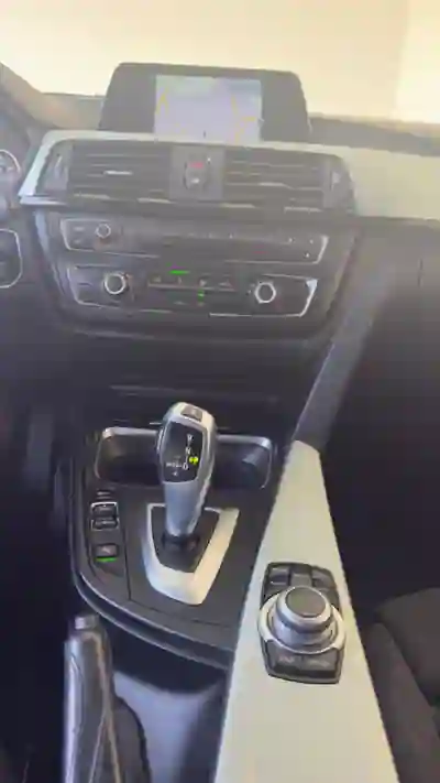 BMW 318 2014 - 14500 EUR, 254000 km - AUTO.MOTO.pt - 254000km - foto 5 de 13