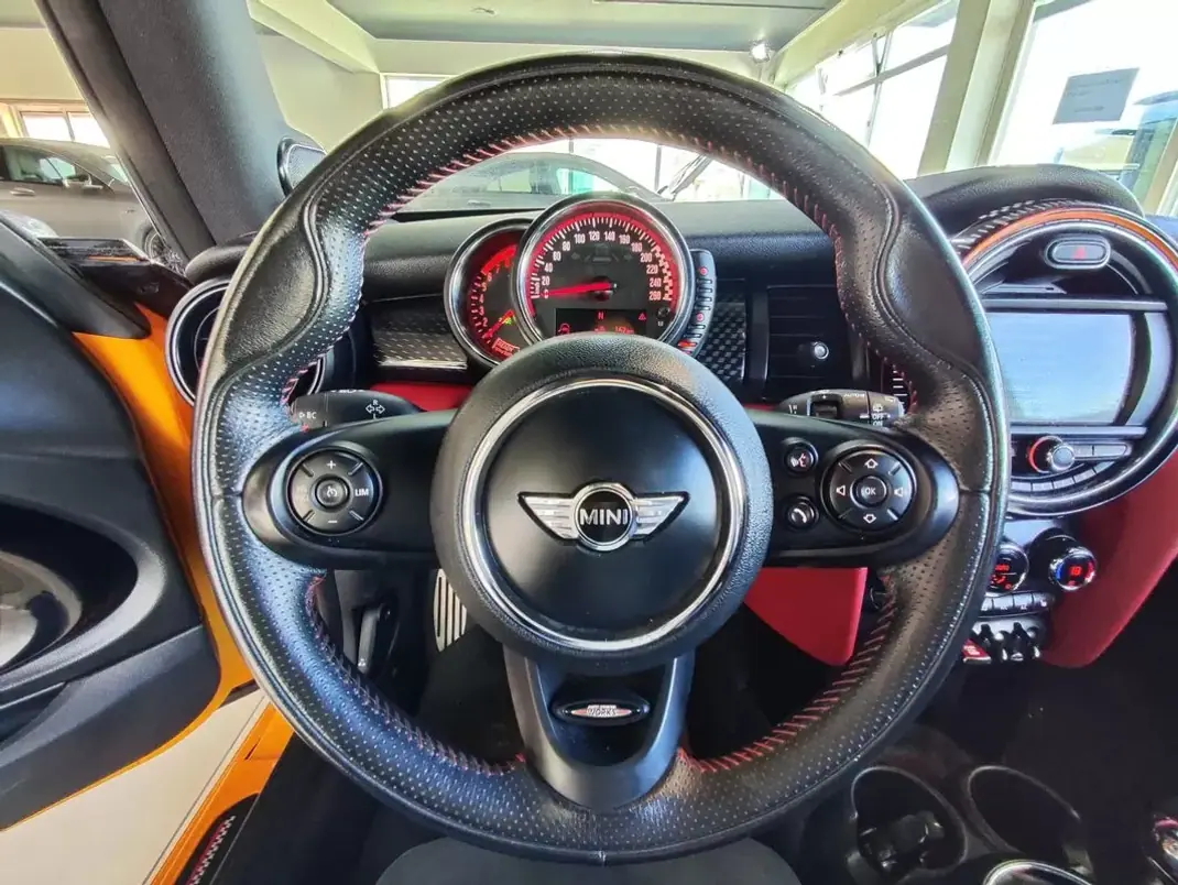 MINI John Cooper Works 2015 - 21500 EUR, 91950 km - AUTO.MOTO.pt - 91950km - foto 26 de 38