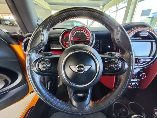 MINI John Cooper Works 2015 - 21500 EUR, 91950 km - AUTO.MOTO.pt - 91950km - foto 26 de 38