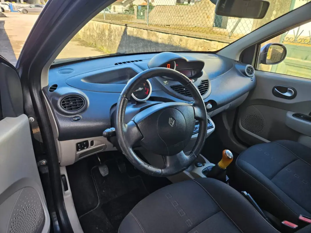 Renault Twingo 2009 - 3750 EUR, 190000 km - AUTO.MOTO.pt - 190000km - foto 6 de 7