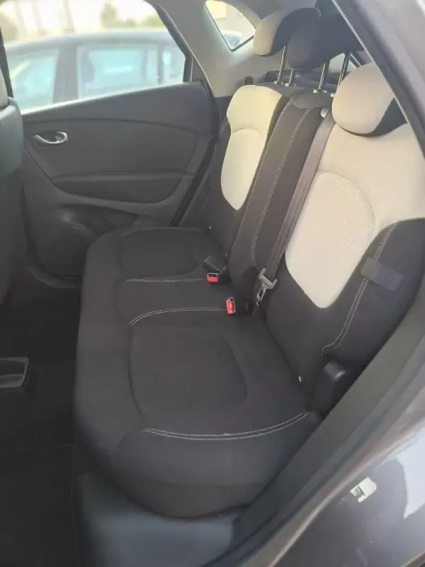 Renault Captur 2018 - 13500 EUR, 95123 km - AUTO.MOTO.pt - 95123km - foto 12 de 12