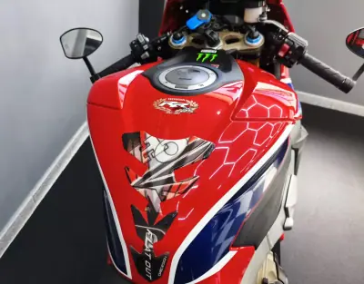 Honda CBR 1000RR 2017 - 15250 EUR, 17000 km - AUTO.MOTO.pt - 17000km - foto 18 de 32