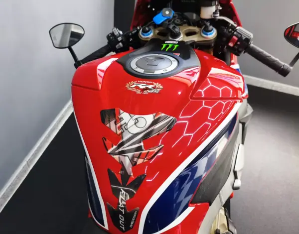 Honda CBR 1000RR 2017 - 15250 EUR, 17000 km - AUTO.MOTO.pt - 17000km - foto 18 de 32
