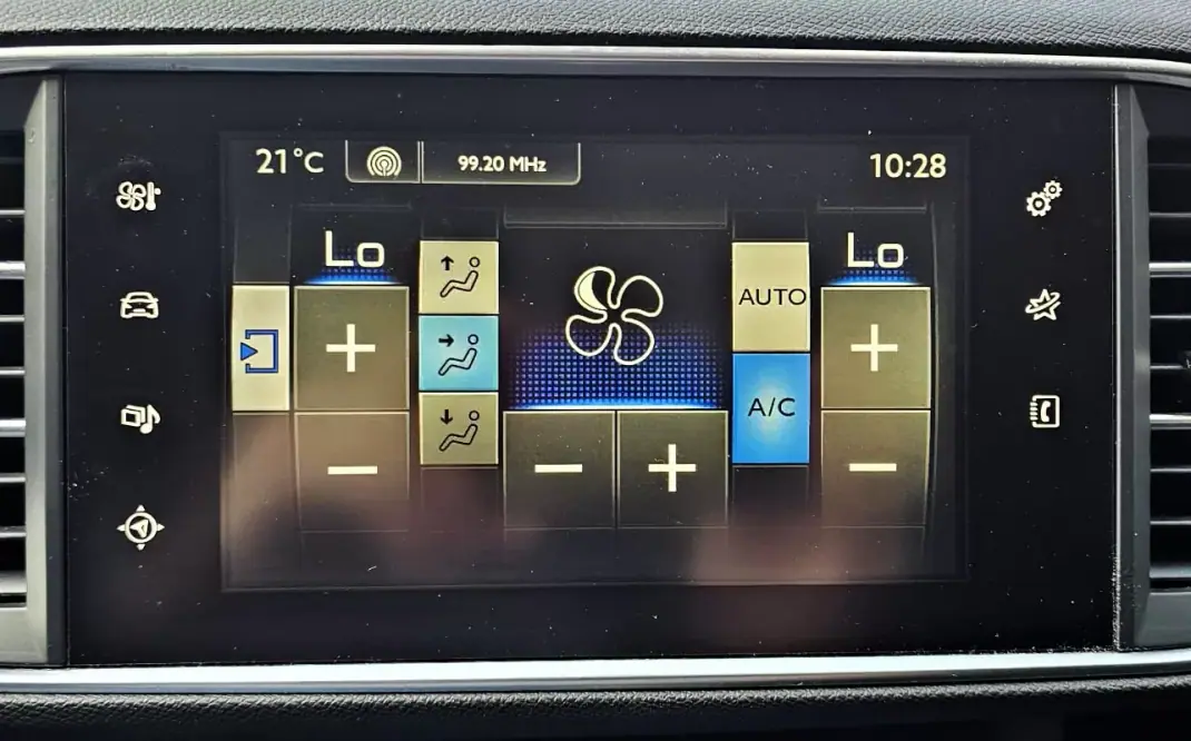 Peugeot 308 2015 - 9500 EUR, 180000 km - AUTO.MOTO.pt - 180000km - foto 15 de 20