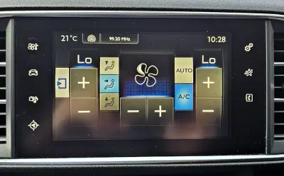 Peugeot 308 2015 - 9500 EUR, 180000 km - AUTO.MOTO.pt - 180000km - foto 15 de 20