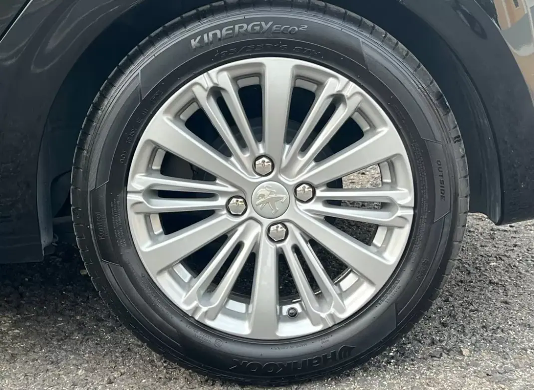 Peugeot 208 2016 - 8790 EUR, 100000 km - AUTO.MOTO.pt - 100000km - foto 6 de 18