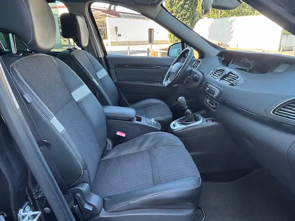 Renault Grand Scénic 2016 - 8150 EUR, 256000 km - AUTO.MOTO.pt - 256000km - foto 20 de 29