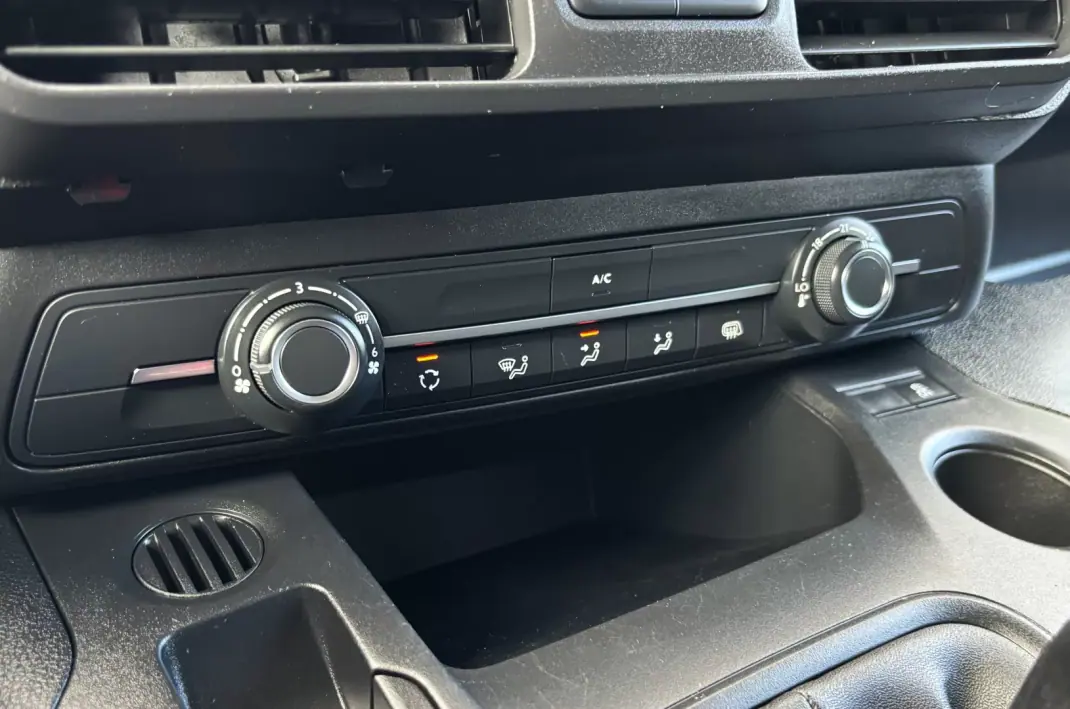 Peugeot PARTNER 1.6 BLUEHDI 3 LUGARES 2019 - 13900 EUR, 97000 km - AUTO.MOTO.pt - 97000km - foto 26 de 34