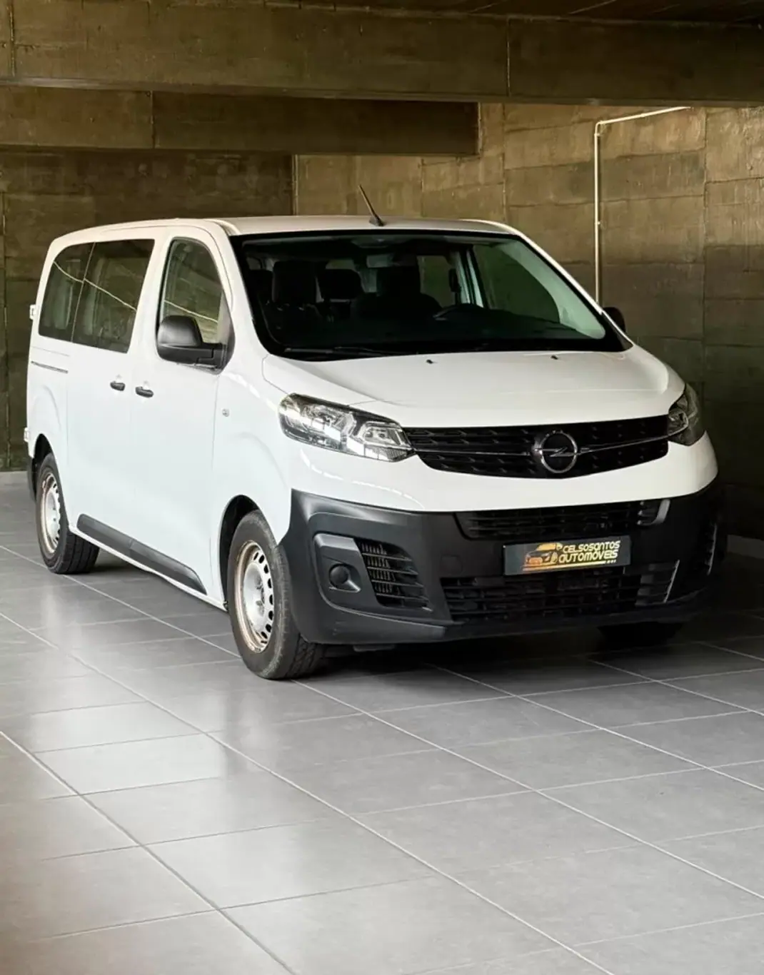 Opel Vivaro 2021 - 26500 EUR, 82650 km - AUTO.MOTO.pt - 82650km - foto 1 de 16