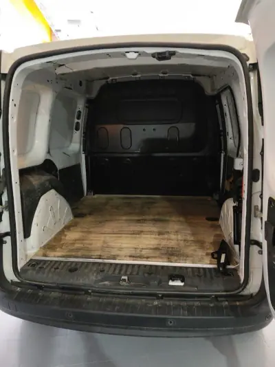Renault Kangoo 2021 - 9350 EUR, 178000 km - AUTO.MOTO.pt - 178000km - foto 4 de 6