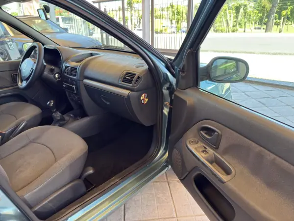 Renault Clio 2004 - 3250 EUR, 222926 km - AUTO.MOTO.pt - 222926km - foto 26 de 28