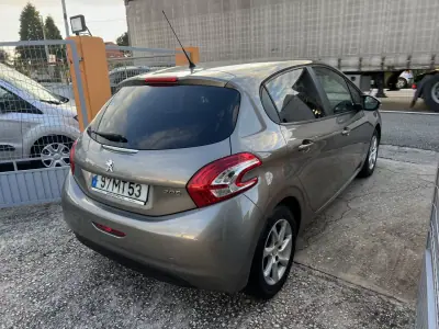 Peugeot 208 2012 - 6950 EUR, 140981 km - AUTO.MOTO.pt - 140981km - foto 3 de 6