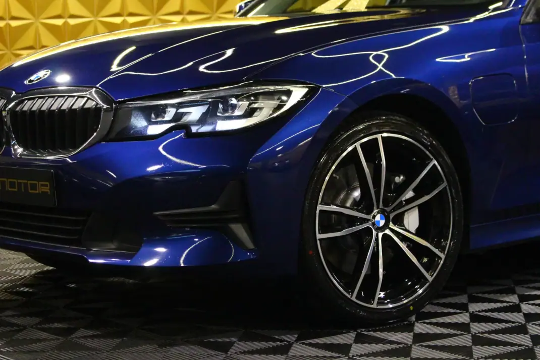 BMW 330e 2019 - 23900 EUR, 106000 km - AUTO.MOTO.pt - 106000km - foto 2 de 25