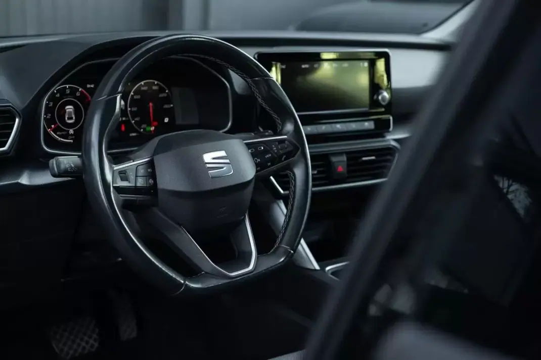 SEAT Leon 2021 - 15999 EUR, 127100 km - AUTO.MOTO.pt - 127100km - foto 3 de 24