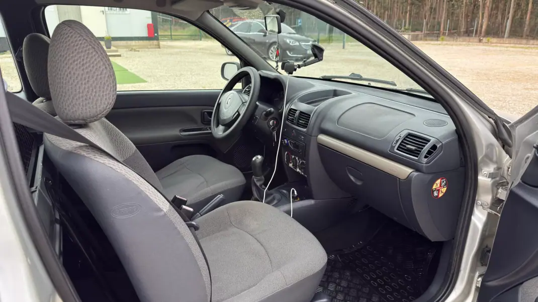 Renault Clio 2006 - 3500 EUR, 265000 km - AUTO.MOTO.pt - 265000km - foto 4 de 6