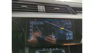 Audi Q8 e-Tron 2023 - 55000 EUR, 9800 km - AUTO.MOTO.pt - 9800km - foto 10 de 14