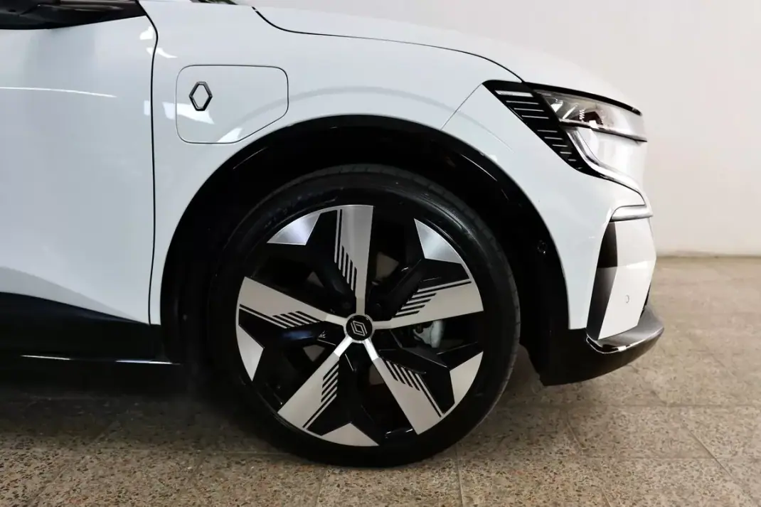 Renault Mégane E-Tech 2022 - 27900 EUR, 51137 km - AUTO.MOTO.pt - 51137km - foto 9 de 39