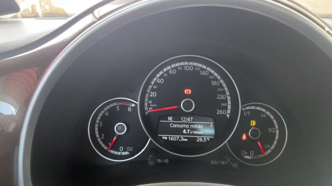 Volkswagen New Beetle 2012 - 16500 EUR, 228000 km - AUTO.MOTO.pt - 228000km - foto 6 de 11