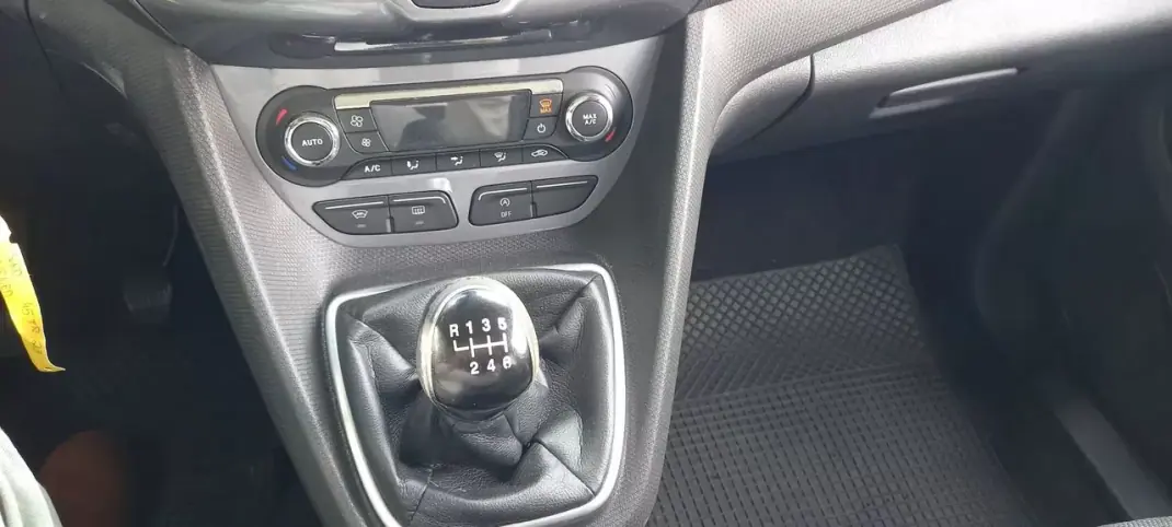Ford Tourneo Connect 2017 - 15990 EUR, 137396 km - AUTO.MOTO.pt - 137396km - foto 8 de 19