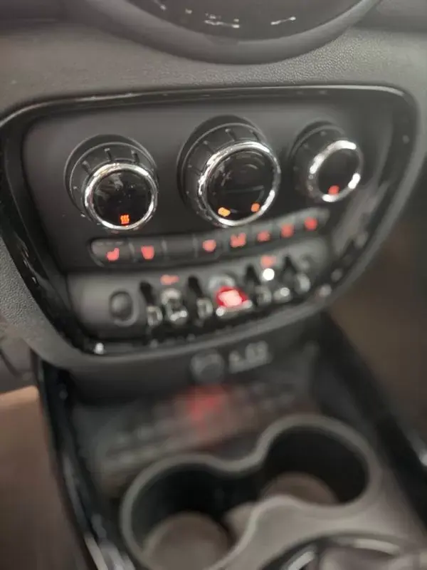 MINI Clubman 2016 - 12900 EUR, 100000 km - AUTO.MOTO.pt - 100000km - foto 11 de 15
