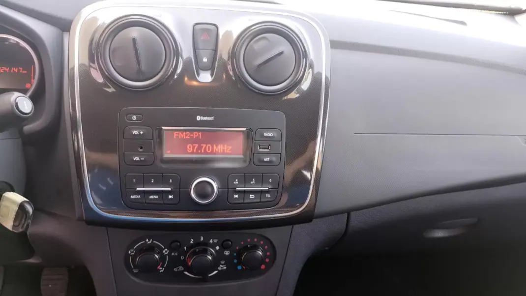 Dacia Sandero 2019 - 8950 EUR, 124000 km - AUTO.MOTO.pt - 124000km - foto 29 de 34