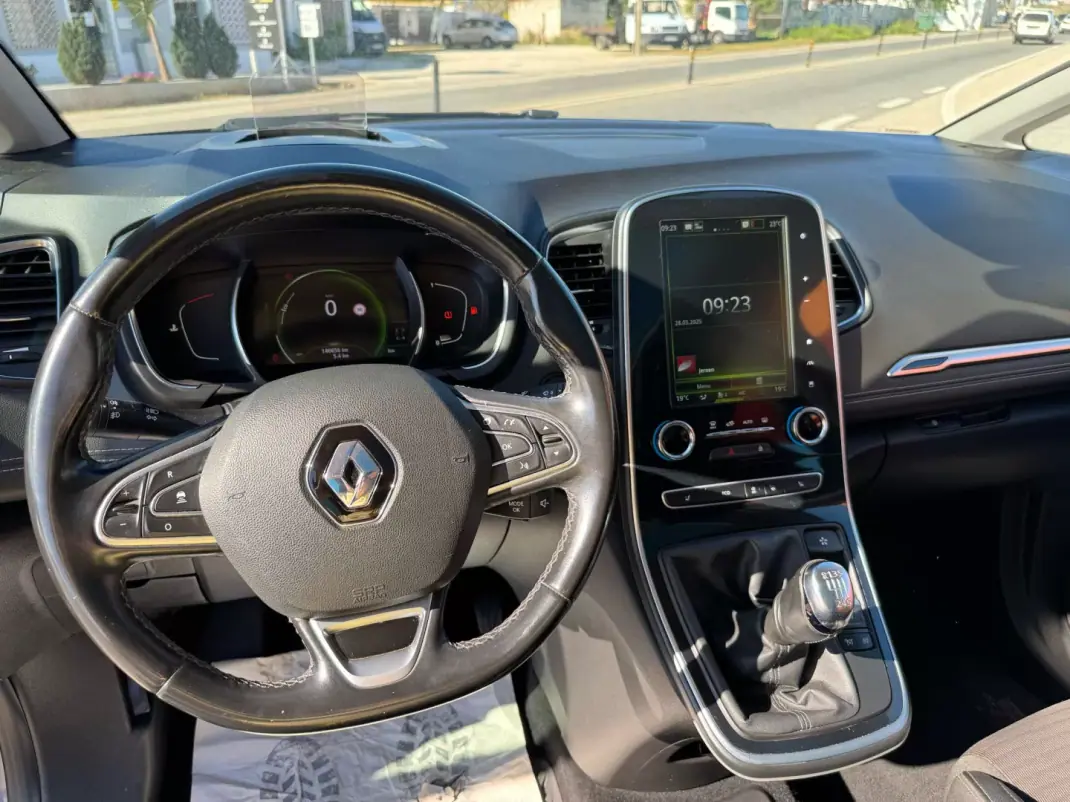 Renault Grand Scénic 2018 - 18950 EUR, 158458 km - AUTO.MOTO.pt - 158458km - foto 6 de 10