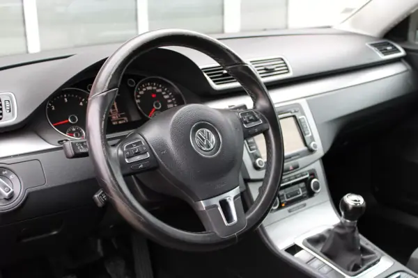 Volkswagen Passat 2011 - 10990 EUR, 174000 km - AUTO.MOTO.pt - 174000km - foto 21 de 30