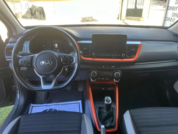 Kia Stonic 2021 - 17900 EUR, 82000 km - AUTO.MOTO.pt - 82000km - foto 7 de 12