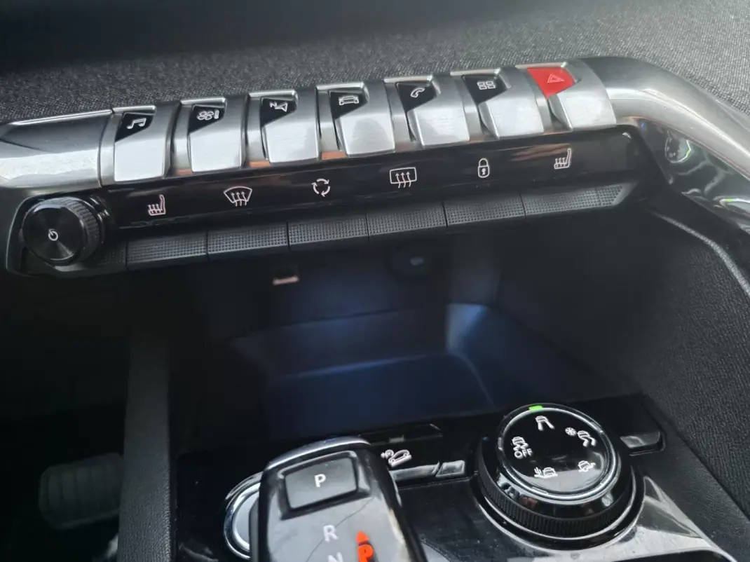 Peugeot 5008 2018 - 17750 EUR, 125000 km - AUTO.MOTO.pt - 125000km - foto 34 de 36