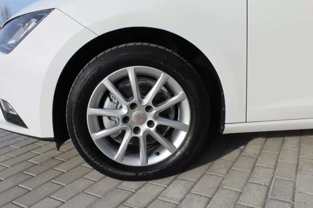 SEAT Leon 2013 - 10250 EUR, 184867 km - AUTO.MOTO.pt - 184867km - foto 6 de 16