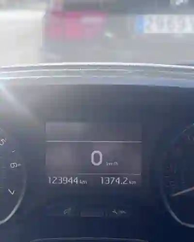 Peugeot 208 2018 - 8200 EUR, 123000 km - AUTO.MOTO.pt - 123000km - foto 3 de 7