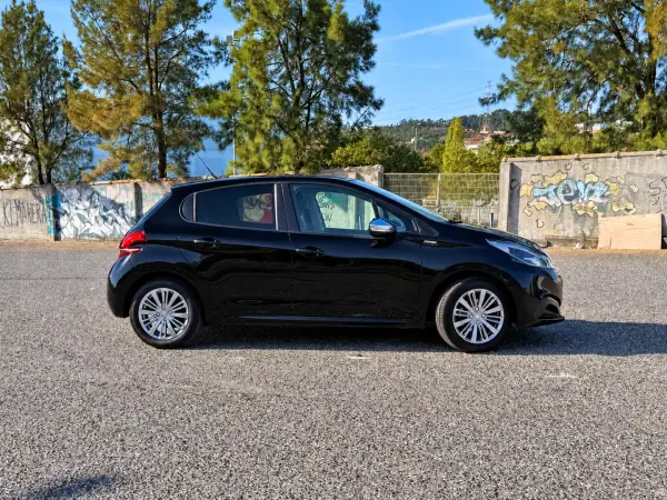 Peugeot 208 2018 — foto 2 de 16