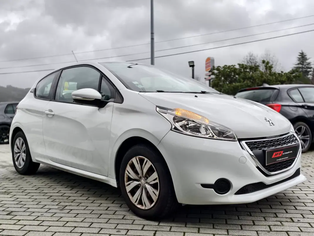 Peugeot 208 2014 - 7750 EUR, 117000 km - AUTO.MOTO.pt - 117000km - foto 5 de 16