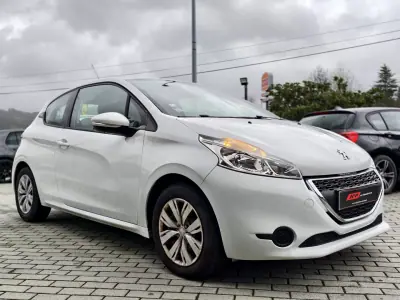 Peugeot 208 2014 - 7750 EUR, 117000 km - AUTO.MOTO.pt - 117000km - foto 5 de 16