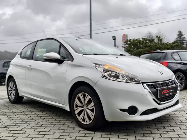 Peugeot 208 2014 - 7750 EUR, 117000 km - AUTO.MOTO.pt - 117000km - foto 5 de 16