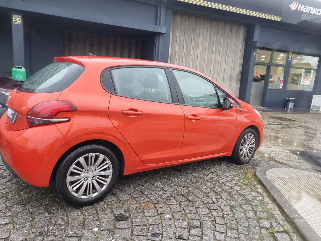Peugeot 208 2018 - 8000 EUR, 97000 km - AUTO.MOTO.pt - 97000km - foto 5 de 15
