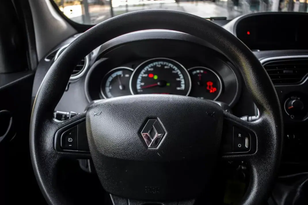 Renault Kangoo E-Tech Confort 2020 - 10750 EUR, 63577 km - AUTO.MOTO.pt - 63577km - foto 13 de 27