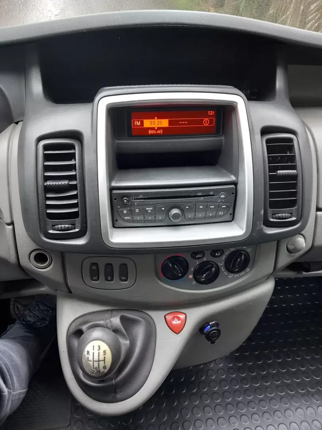 Renault Trafic 2014 - 14000 EUR, 329000 km - AUTO.MOTO.pt - 329000km - foto 15 de 25
