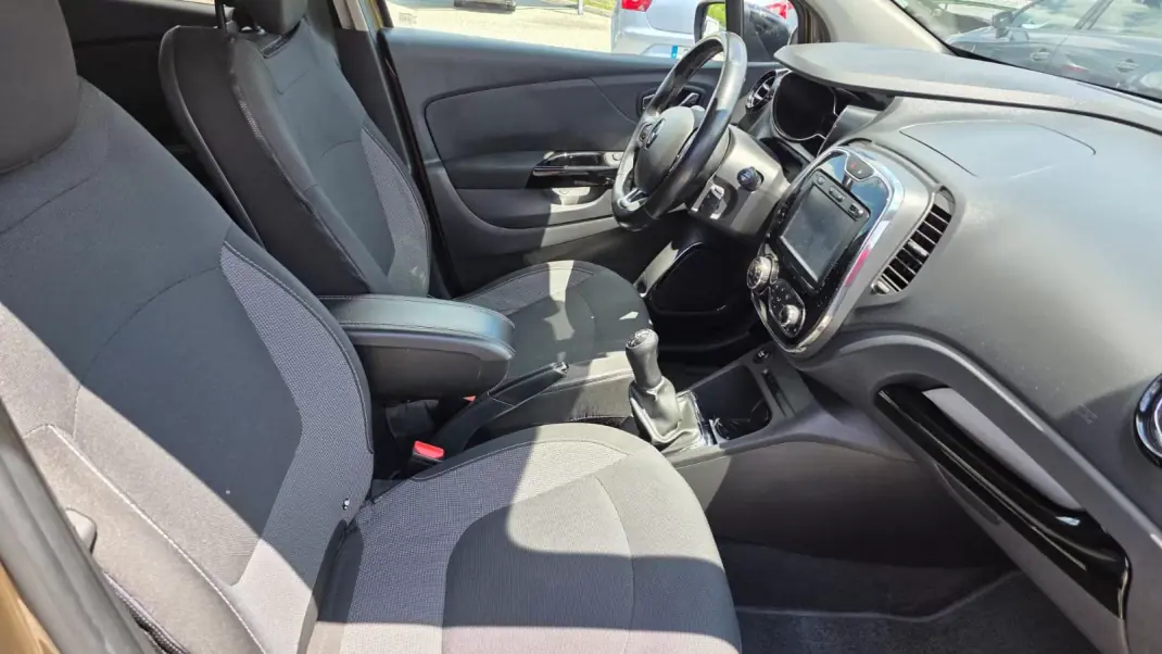 Renault Captur 2017 - 12990 EUR, 101000 km - AUTO.MOTO.pt - 101000km - foto 16 de 19